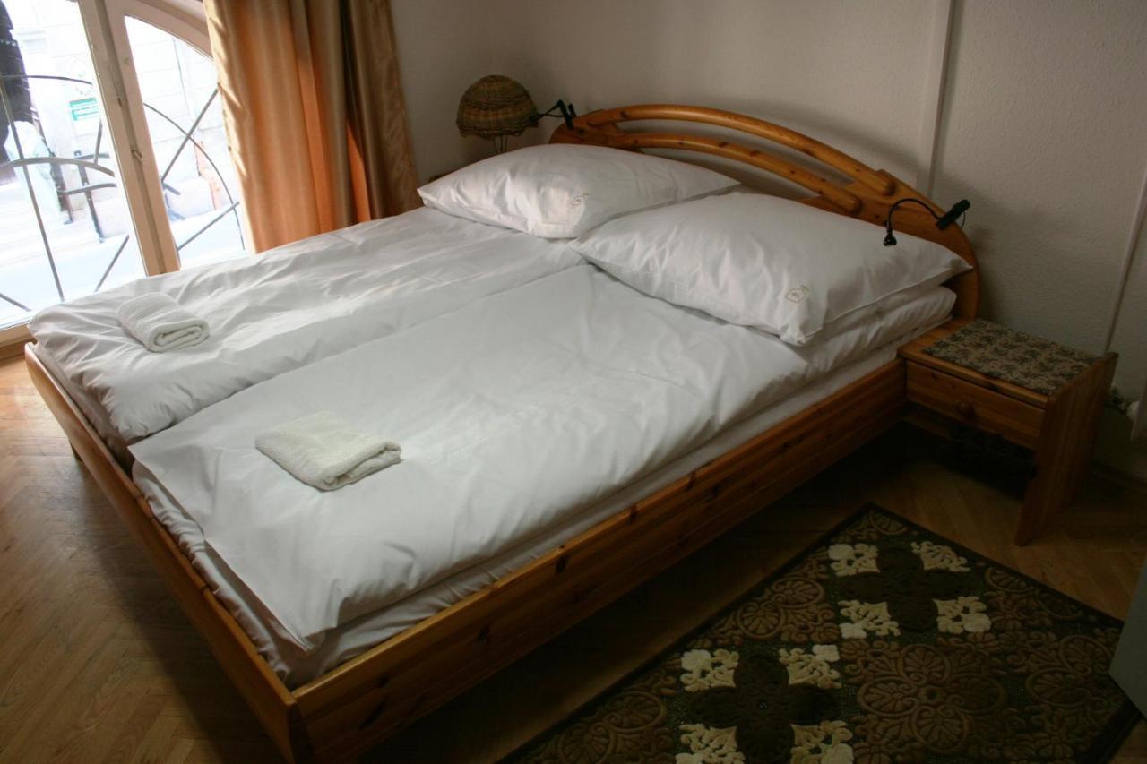 Walking Bed Budapest Hostel Room photo